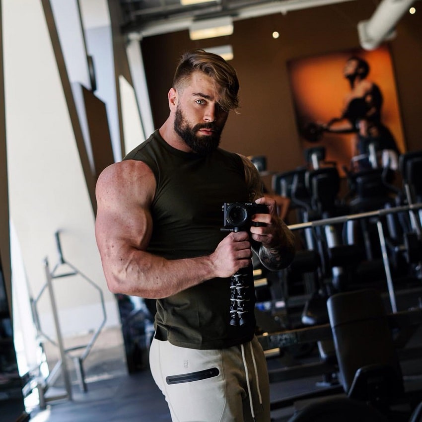Andre Habowsky flexing in a gym selfie